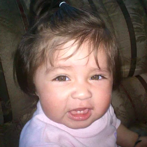 Sharon de bebé sonriendo