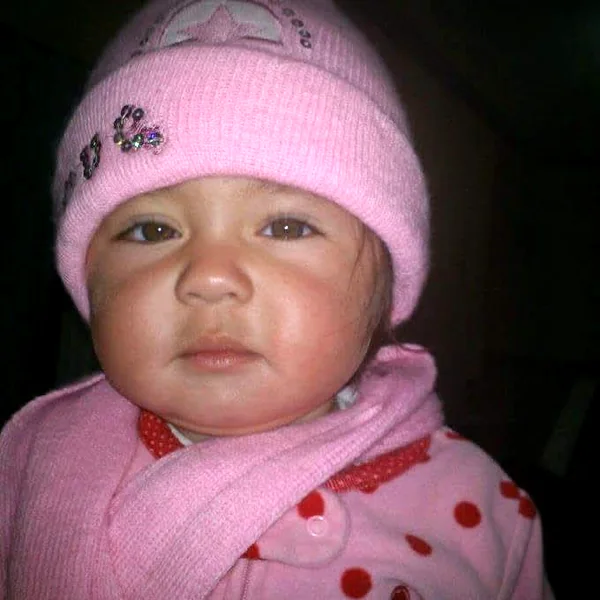 Sharon de bebé con gorro rosa