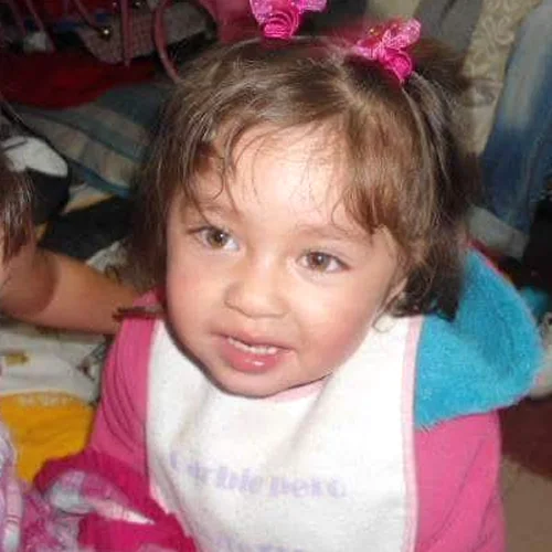 Sharon de pequeña con moños rosas