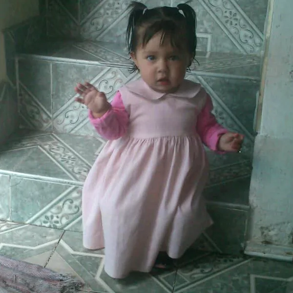 Sharon de pequeña con vestido rosa